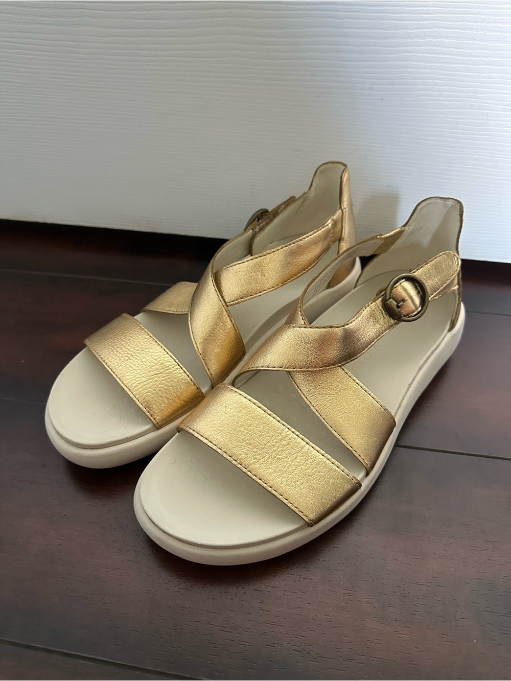 Size 8 Vionic Women’s Harmony RX Gold Metallic Recovery Sandals - Picture 5 of 10